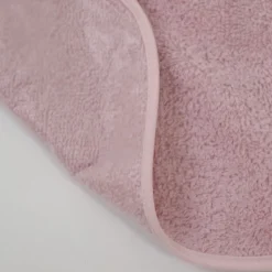 Babero rizo plastico con goma rosa palo