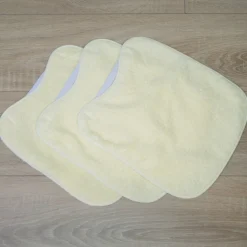 Pack 3 baberos rizo guardería color amarillo con elástico. Lavables, exterior de rizo y reverso impermeable. Medidas: 33x29cm